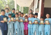 SDN 011 Singbar Bagikan Iqro, Tanamkan Cinta Al-Qur’an