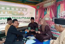 Dua Pasang Pengantin Akad Nikah di Atas Perahu