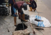 PUPR Tanjungpinang Bongkar Beton Penutup Drainase Jalan Jatayu