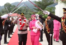 Kapolres Baru Anambas Disambut Tradisi Pedang Pora