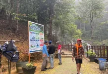 Gazebo Rusak Dibongkar, Air Terjun Resun Ditata