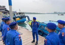 Satpolairud Polres Bintan Salurkan Bantuan Beras SPHP di Desa Kelong