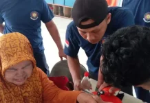 Cincin Membelit Jari Warga, Damkar Lingga Bertindak