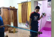 Damkar Evakuasi Ular Piton Masuk Rumah Warga