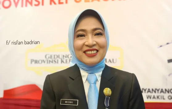 Misni Ukir Sejarah: Srikandi Pertama Sekda Kepri Definitif