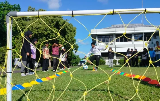 Coaching Clinic Sepak Bola Dinanti Mahasiswa dalam Kegiatan Rumus Bola Gembira