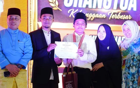 SDI Luqman Al Hakim Lepas Lulusan Angkatan Keenam