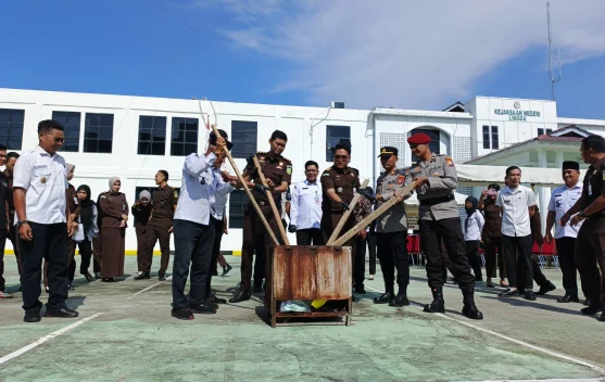 Kejari Lingga Musnahkan Barang Bukti Tiga Perkara Pidana