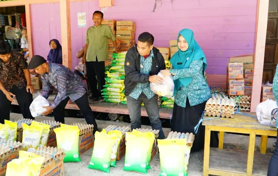 Pemkab Lingga Salurkan 81 Paket Sembako untuk Korban Bencana