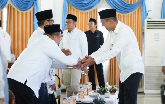 Khitan Massal dan Santunan Yatim Bantu Warga Lingga