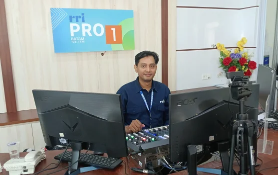 Joshua Bagikan Kisah Satu Dekade Menjadi Penyiar Radio