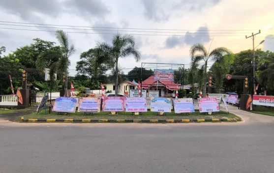 Masyarakat Beri Apresiasi kepada Polsek Bintan Timur lewat Papan Bunga