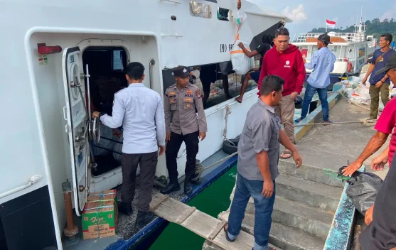 Polisi Kawal Arus Kapal Ferry di Pelabuhan Jagoh