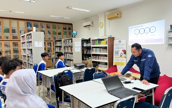 Siswa MTs Madani Tebuireng Bintan Belajar Membuat Poster dengan ChatGPT
