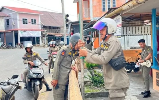 Satpol PP Lingga Imbau Warga Kibarkan Merah Putih