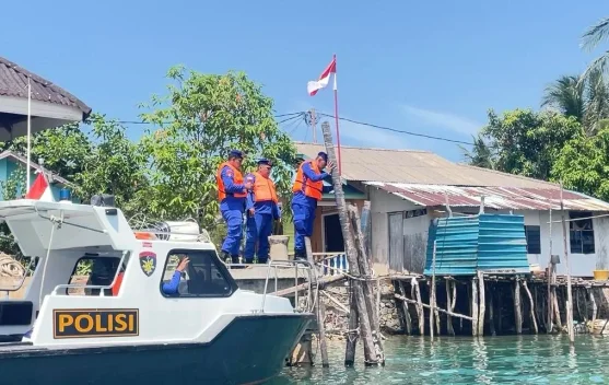 Satpolairud Polres Bintan Bagikan Bendera Merah Putih ke Nelayan Pesisir