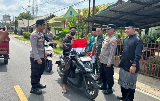 Polri-TNI dan Pemkab Lingga Bagikan Bendera Merah Putih