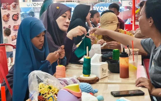 Irma Gratiskan Les Merajut untuk Warga Tanjungpinang