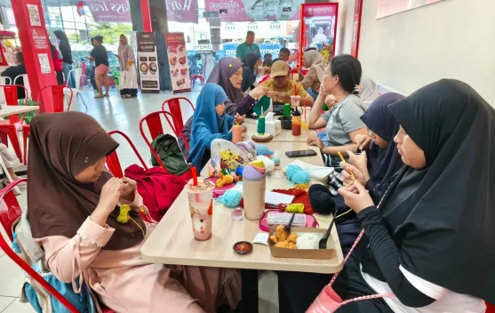 Tongkrongan Es Krim Jadi Ruang Kreatif, Anak-anak Belajar Merajut
