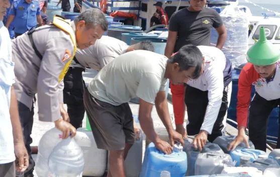 Kemarau, Polres Anambas Salurkan 20 Ton Air Bersih ke Warga Sri Tanjung