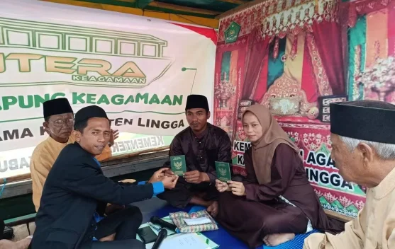 Dua Pasang Pengantin Akad Nikah di Atas Perahu
