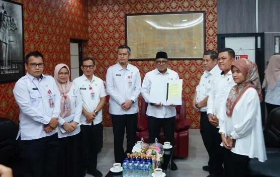 Kejari Serahkan Legal Opinion Penyesuaian Perda Tanjungpinang