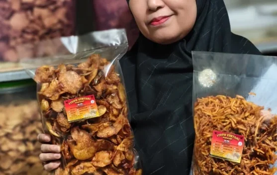 Pensiun Tetap Produktif, Anita Rozana Tekuni Usaha Keripik Kentang