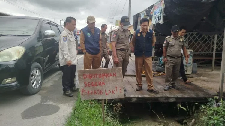 Satpol PP Tegas, Lapak di Atas Drainase dan Trotoar Harus Dibongkar
