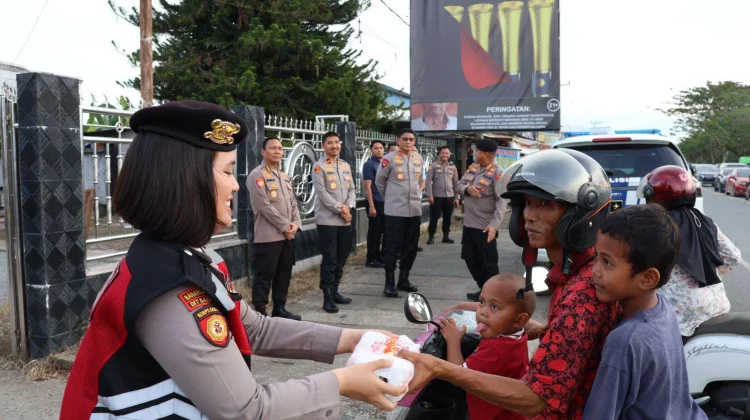 Polda Kaltara Bagikan Ratusan Paket Takjil
