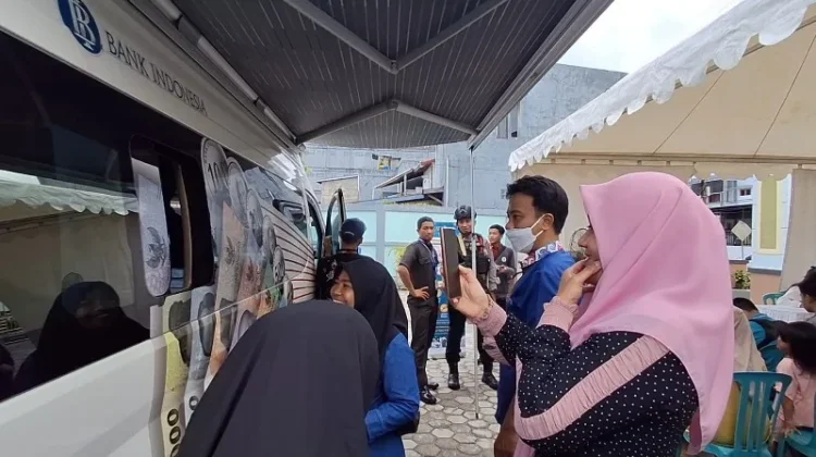 Warga Tarakan Serbu Penukaran Uang Baru