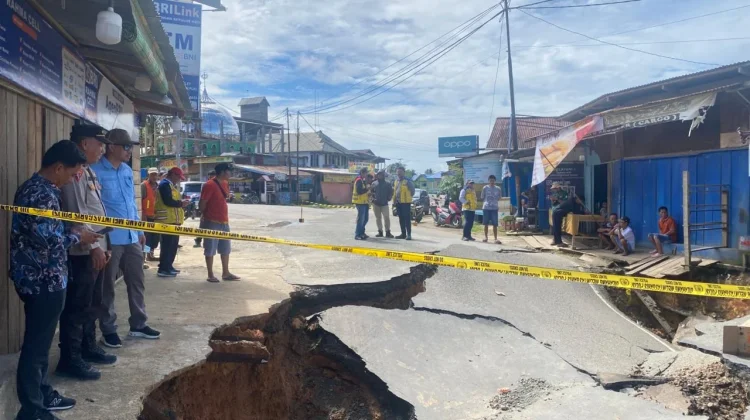 Amblas Parah! Jalan Trans Kaltara Terbelah, Kendaraan Tak Bisa Lewat