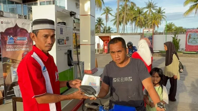 Masyarakat Sebatik Jadi Sasaran Pertamina Patra Niaga  Berbagi Takjil dan Sembako