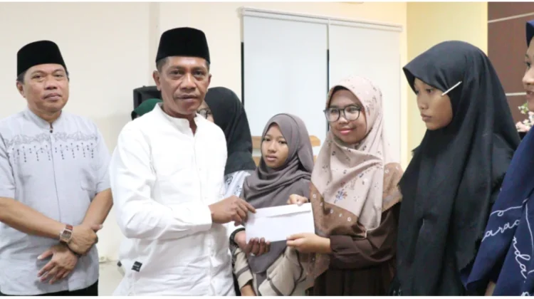 Berkah Ramadan, Kakanwil Kemenag Kaltara Serahkan Santunan Anak Yatim