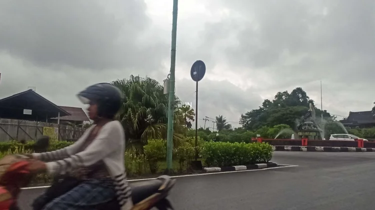 Masyarakat dan Nelayan Diminta Waspada Cuaca Ekstrem