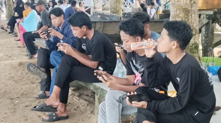 Amal Beach Ramai Dikunjungi Wisatawan Lokal Berlibur Lebaran