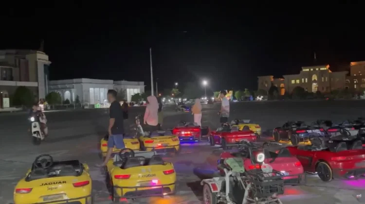 Serunya Keliling Taman Berkampung Tarakan Pakai Mobil Mainan Kekinian