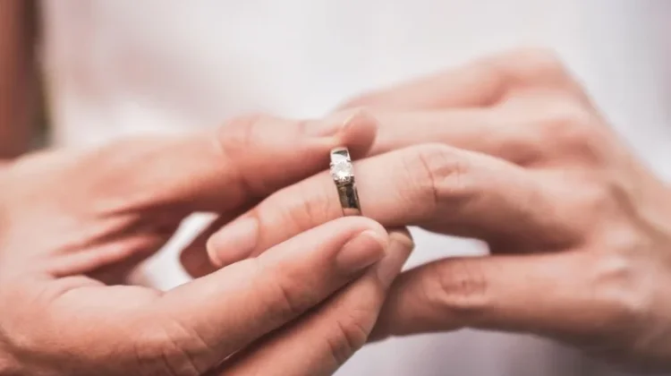 Alasan Cincin Nikah Dipakai di Jari Manis