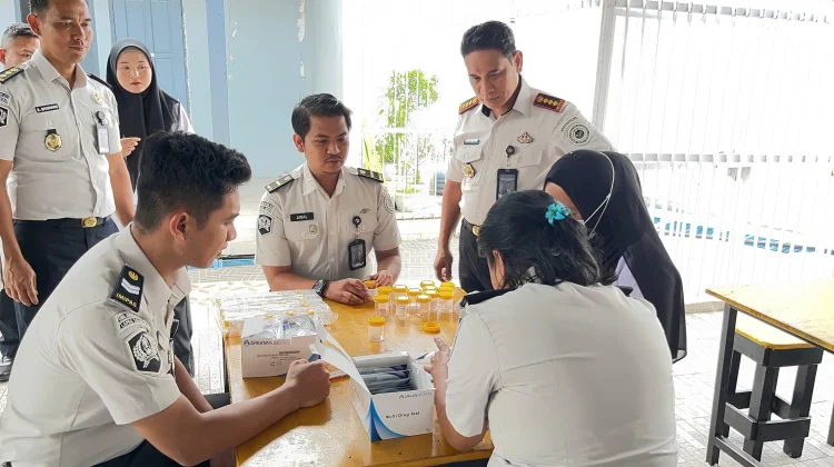 Menyambut Puncak Peringatan HBP, Petugas dan WBL Laksanakan Test Urine