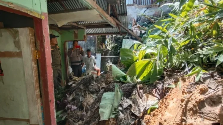Longsor Terjang Rumah Warga di Lingkas Ujung