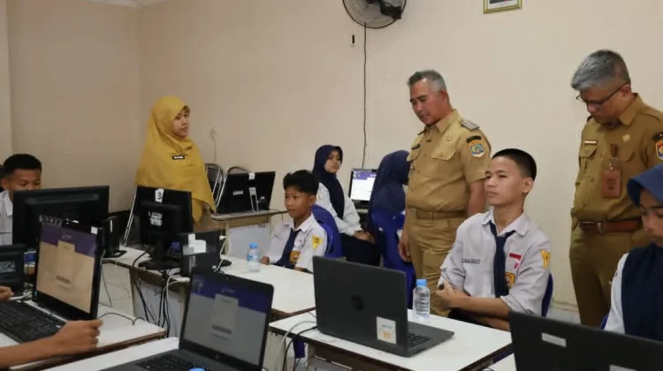 Tinjau TKA di SMPN 7, dr. Khairul Soroti Pentingnya Manajemen Waktu Pengerjaan Soal