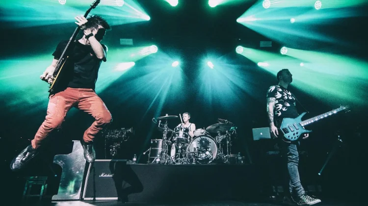 Muse Kembali ke Rock lewat Single "Cryogen"