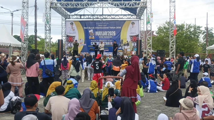 Ribuan Buruh Turun Memenuhi Stadion Datu Adil