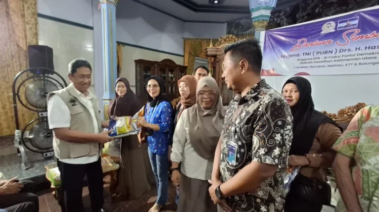 Hasan Saleh Bersama Bulog Salurkan Bantuan Beras untuk Warga Kaltara