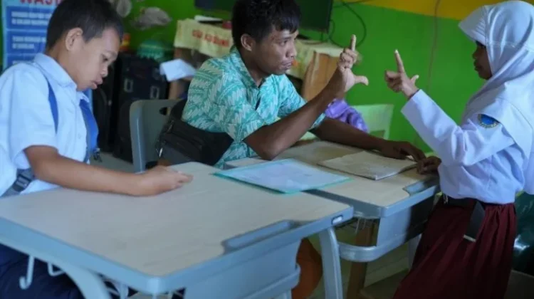 Belajar Bahasa Isyarat Dinilai Penting