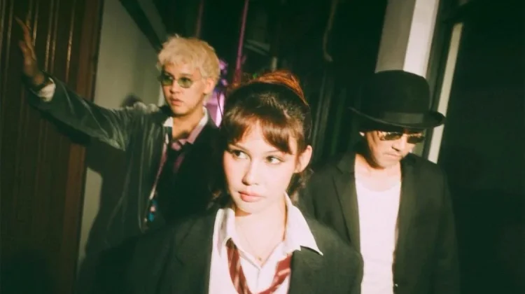 The Midnight Darlings, Vanessa Prescilla sebagai Vokalis Band