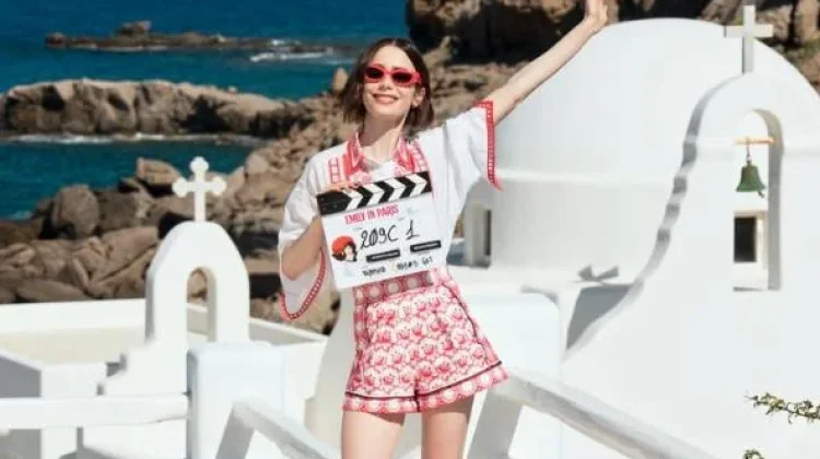 "Emily in Paris” Resmi Tamat di Season 6, Syuting Dimulai di Yunani