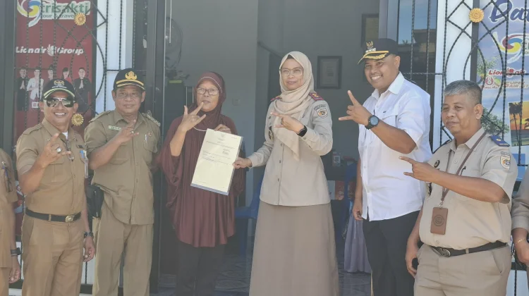 Jemput Bola, BPN Tarakan Serahkan Sertifikat Tanah PTSL Secara Door-to-Door