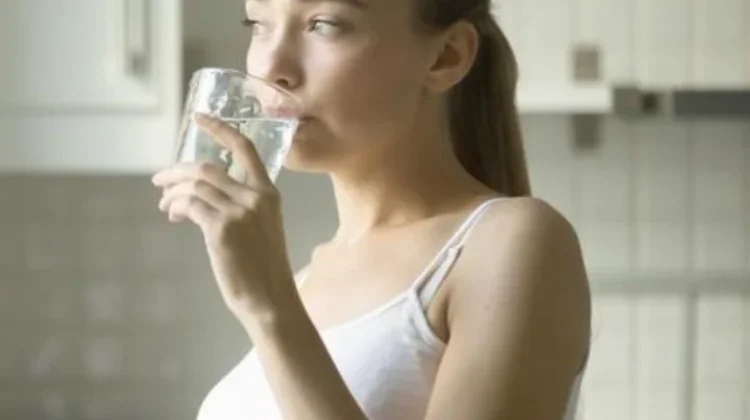 Ini yang Terjadi pada Tubuh ketika Minum Berdiri