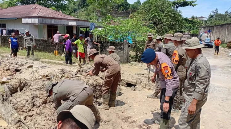 Satbrimob Gerak Cepat Tangani Longsor Tarakan Utara