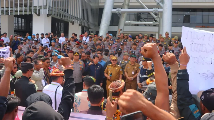 Polisi Kawal Ketat Aksi Penambang Tradisional di Kantor Gubernur Kaltara